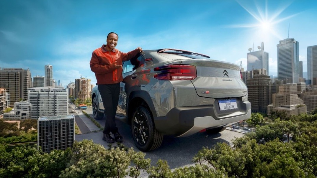 Thiaguinho, novo embaixador da Citro&euml;n, posa ao lado do SUV Coup&eacute; Basalt Dark Edition, destaque da campanha &ldquo;Do Coral ao Black&rdquo;. -  (crédito: Divulga&ccedil;&atilde;o/Citroen)