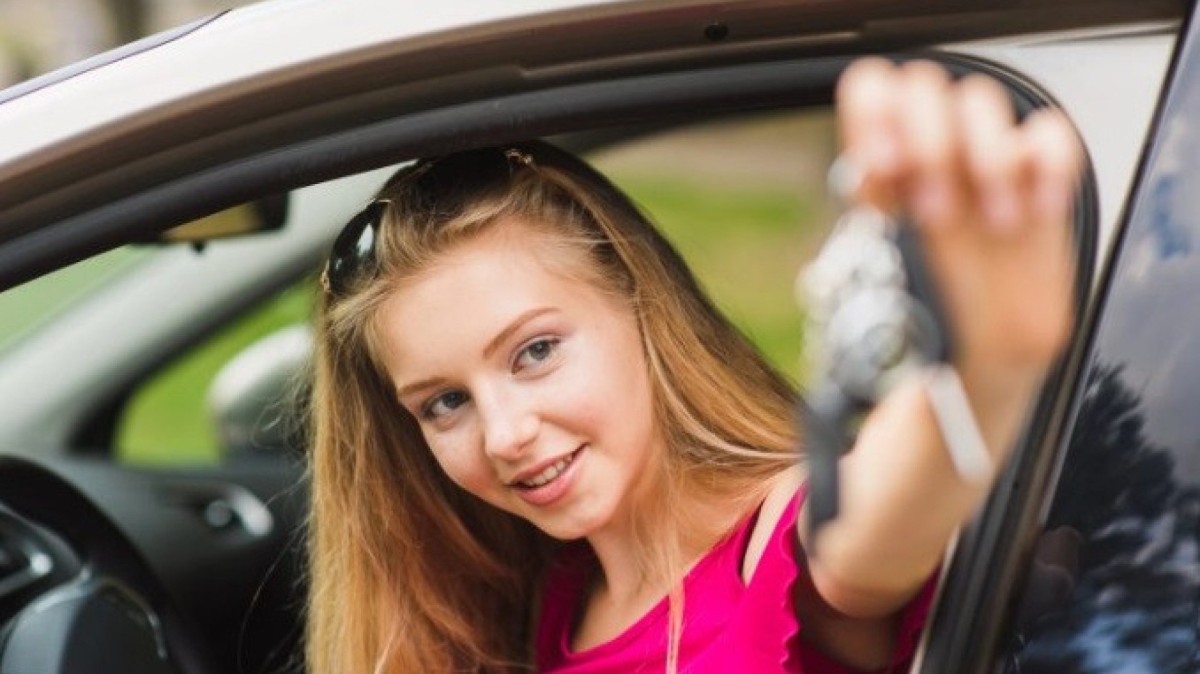 Jovem com menos de 18 anos segura chave de carro