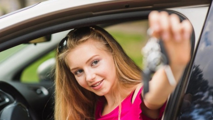 Jovem com menos de 18 anos segura chave de carro -  (crédito: Divulgação/Câmara dos Deputados)