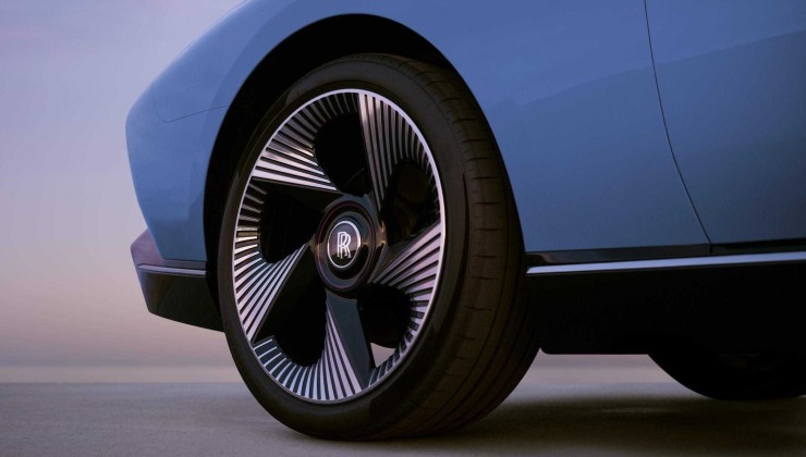 As rodas possuem desenho inspirado em h&eacute;lices de iate