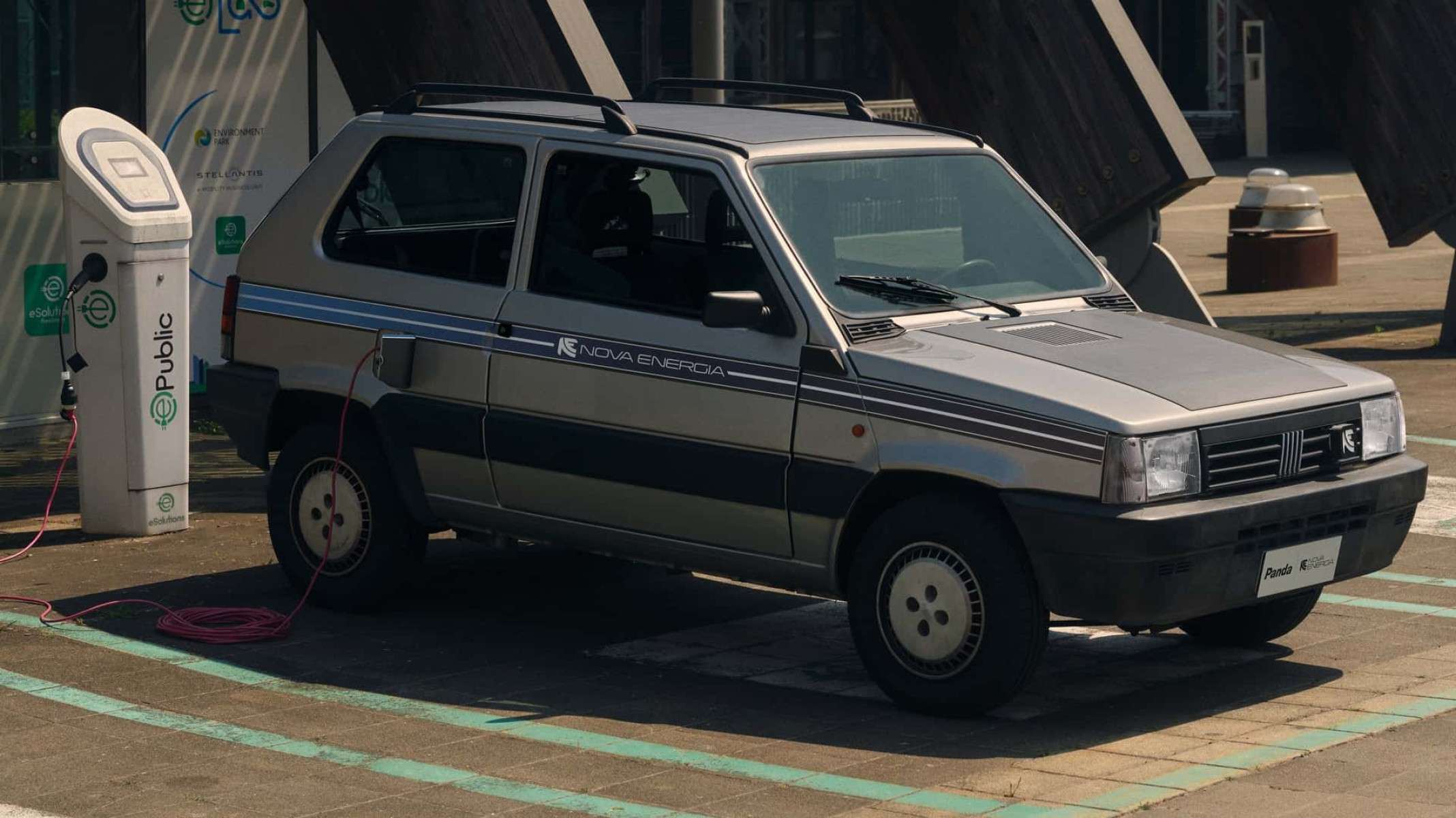 Italianos recriam Panda original com motor elétrico e até painel solar