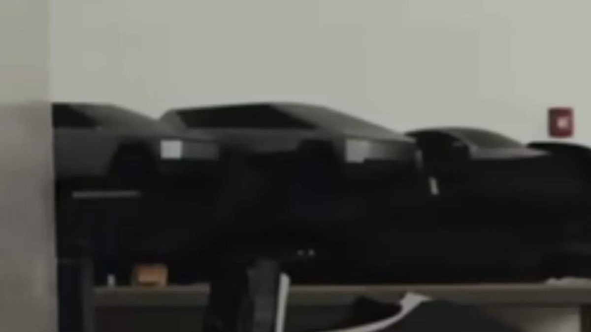 Poss&iacute;vel Tesla "CyberSUV" flagrado em v&iacute;deo institucional