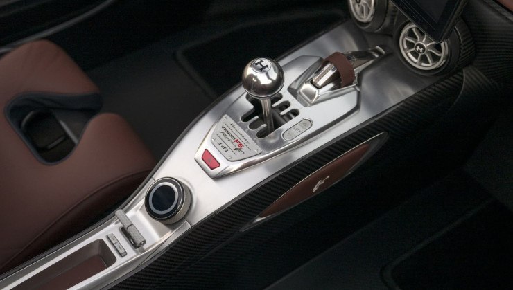 O c&acirc;mbio manual de 6 marchas tem um visual vintage