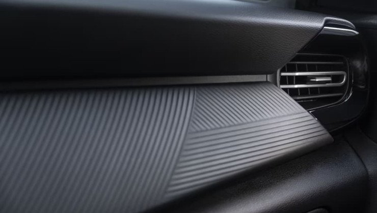 Vers&atilde;o Advance Plus traz detalhes emborrachados no painel; sa&iacute;das de ar s&atilde;o bem diferentes