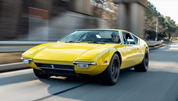 DeTomaso Pantera 1973, que já foi do CEO da Ford, em movimento -  (crédito: Reprodução/BaT)