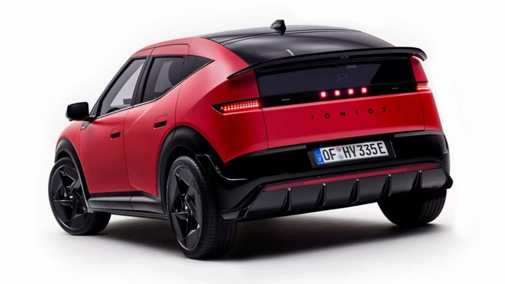 Hyundai Ioniq 3 vermelho visto por tr&aacute;s
