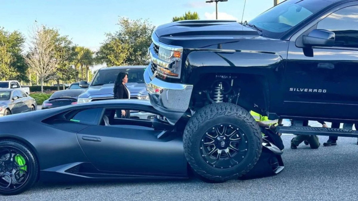 Chevrolet Silverado em cima de Lamborghini