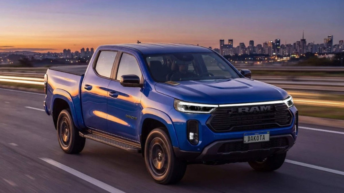 RAM Dakota Laramie Night Edition em movimento