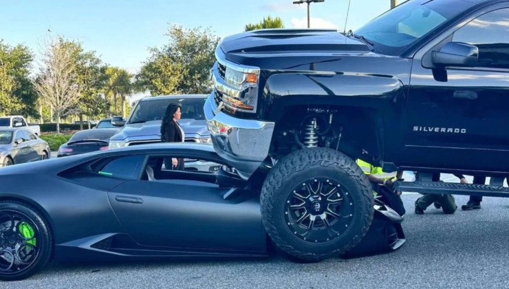 Chevrolet Silverado em cima de Lamborghini -  (crédito: Imagem/Divulgação)