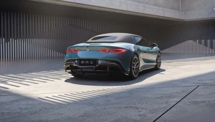 Denza Z convers&iacute;vel traz capota de lona como Porsche 911, Bentley Continental, Mercedes-Benz SL, Ferrari Roma, entre outros.