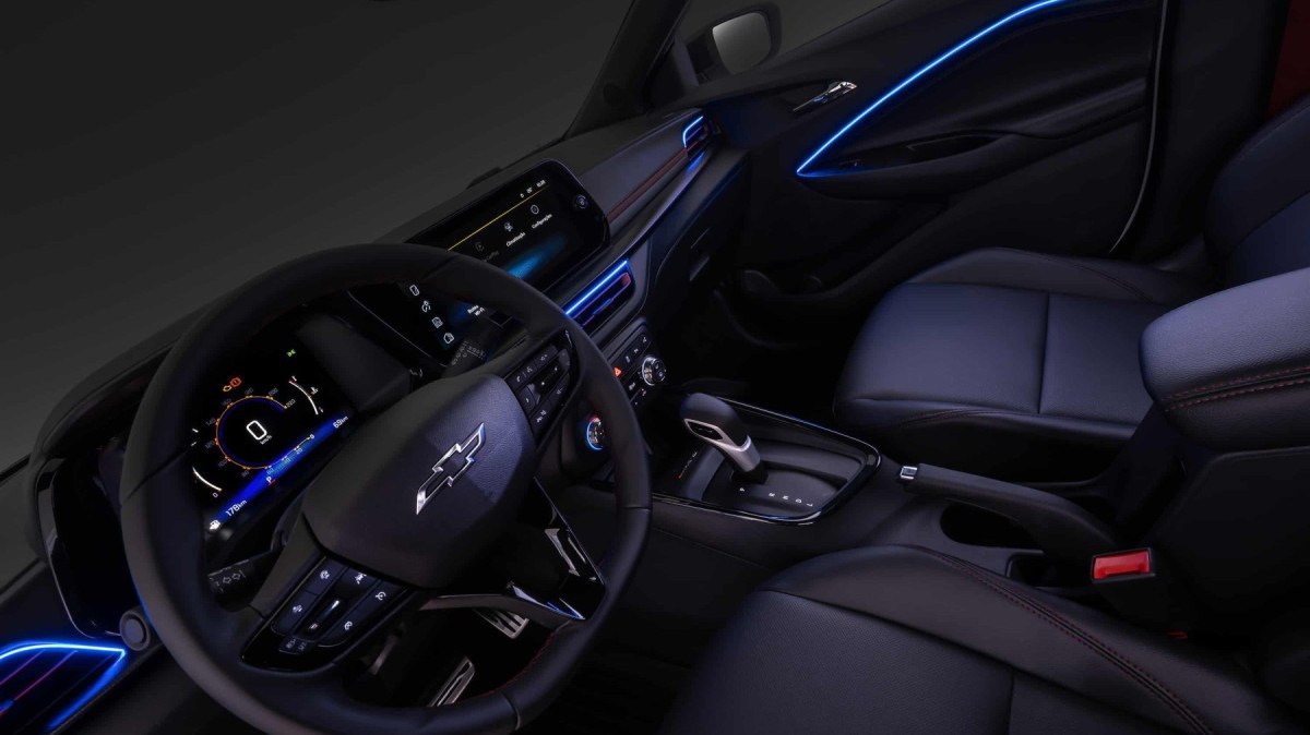Interior do Novo Chevrolet Sonic com ilumina&ccedil;&atilde;o vendida como acess&oacute;rio
