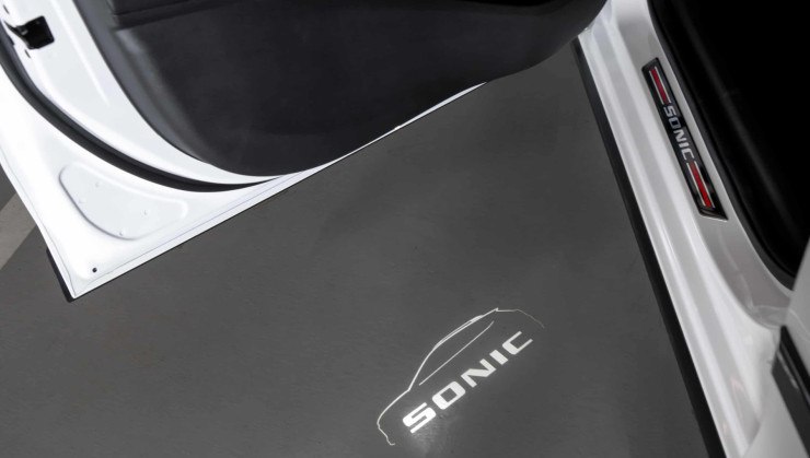 Proje&ccedil;&atilde;o de logotipo nas portas est&aacute; entre itens de acess&oacute;rios para o Novo Sonic