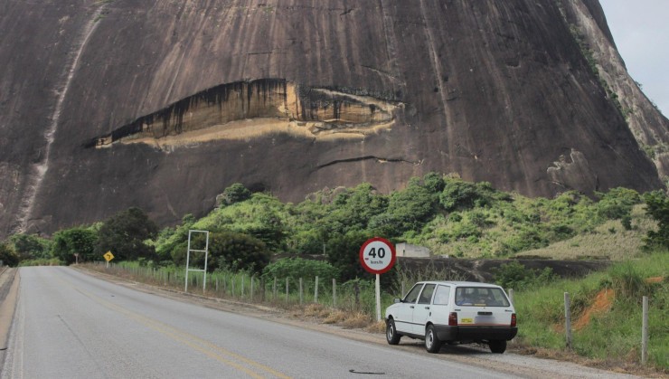 Durante a viagem de mudan&ccedil;a para a Bahia, uma parada para registrar a Elba com a Pedra da Boca logo &agrave; frente
