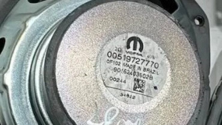 O alto-falante, que a princ&iacute;pio, foi dito ser da Harman Kardon, na verdade era tradicional da Mopar