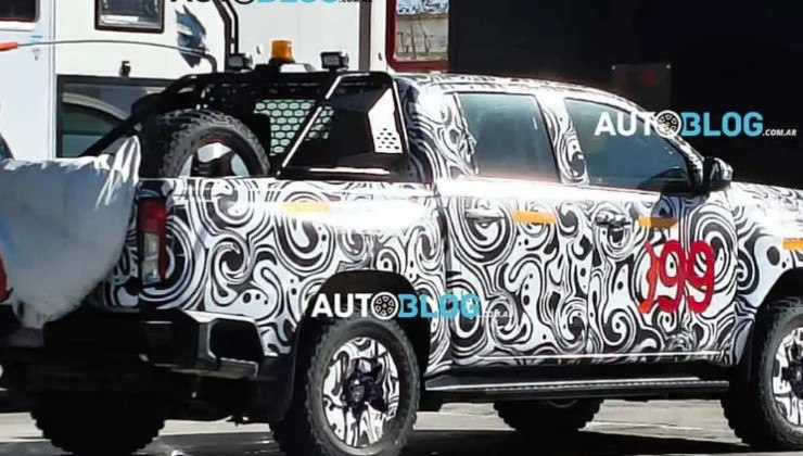 Toyota Hilux 100% elétrica é vista na Argentina -  (crédito: Reprodução/Autoblog)