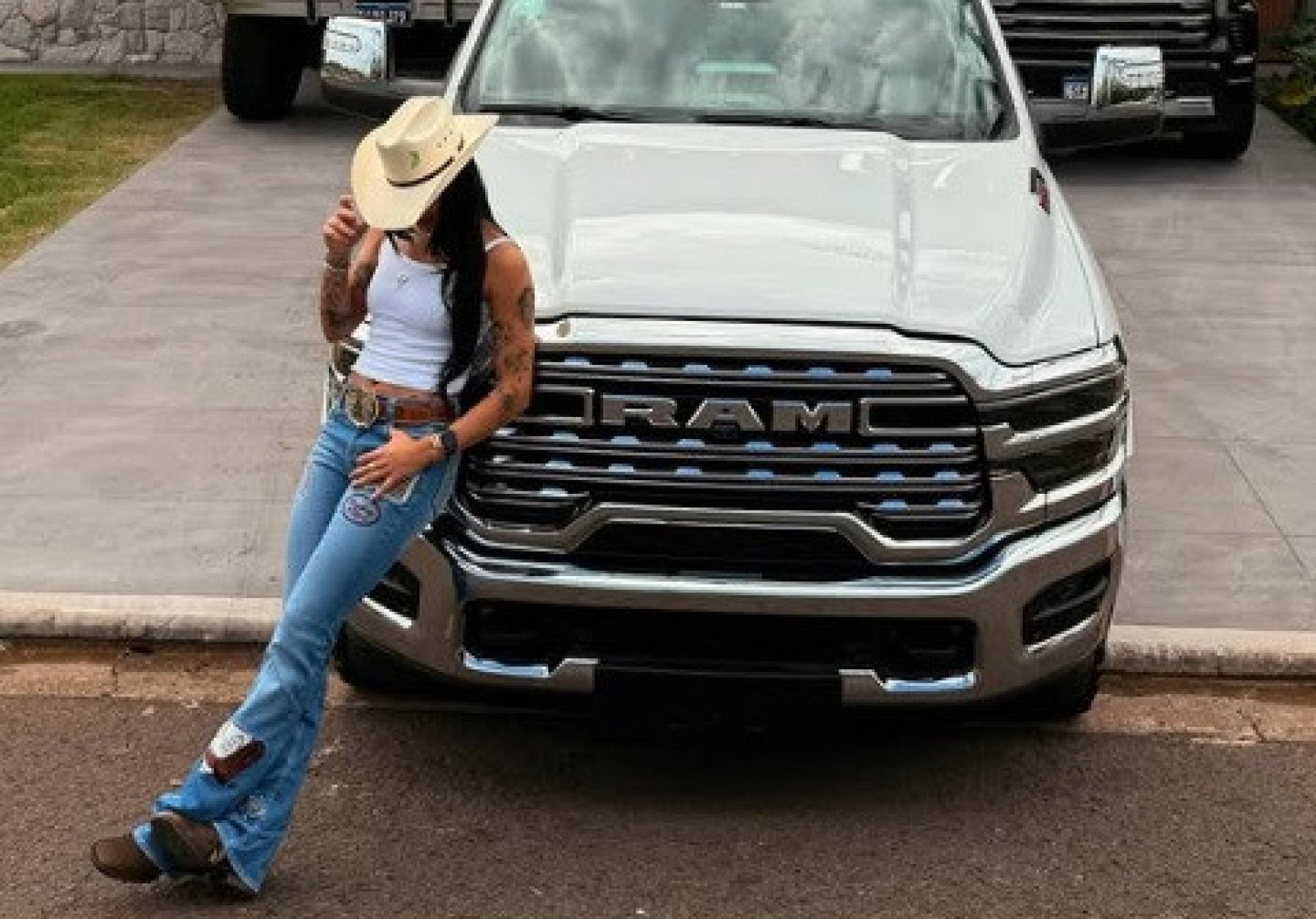 Ana Castela compra picape RAM 3500 Limited Longhorn