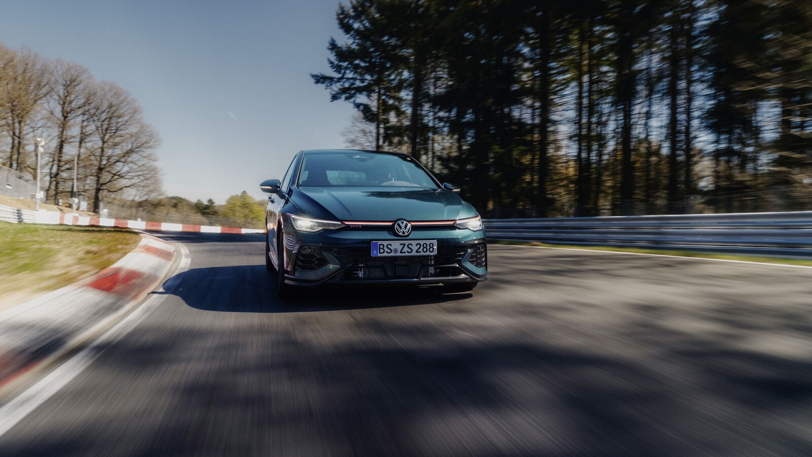 O Golf GTI EDITION 50 que quebrou o recorde para ve&iacute;culos de tra&ccedil;&atilde;o dianteira no desafiador circuito de N&uuml;rburgring Nordschleife. -  (crédito: divulga&ccedil;&atilde;o/VW)