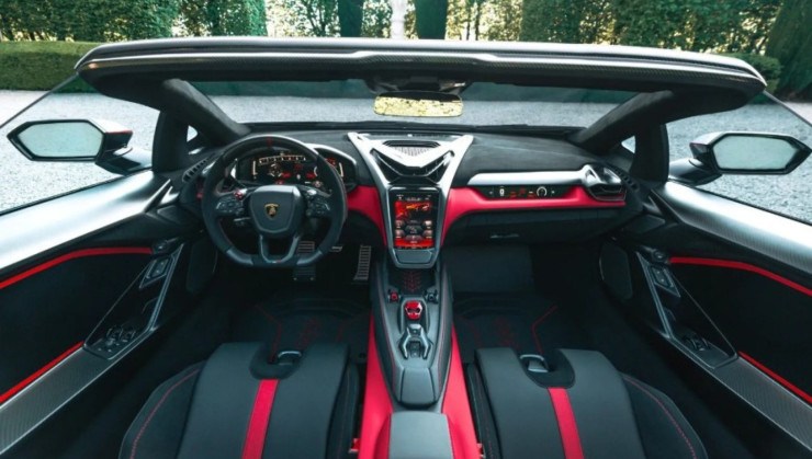 O modelo &eacute; completamente convers&iacute;vel, n&atilde;o nem tendo teto retr&aacute;til, nem uma solu&ccedil;&atilde;o estilo targa