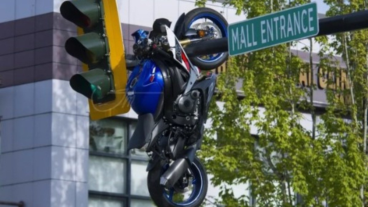 Suzuki GSX-R1000R presa em semáforo, após se chocar de frente com uma BMW