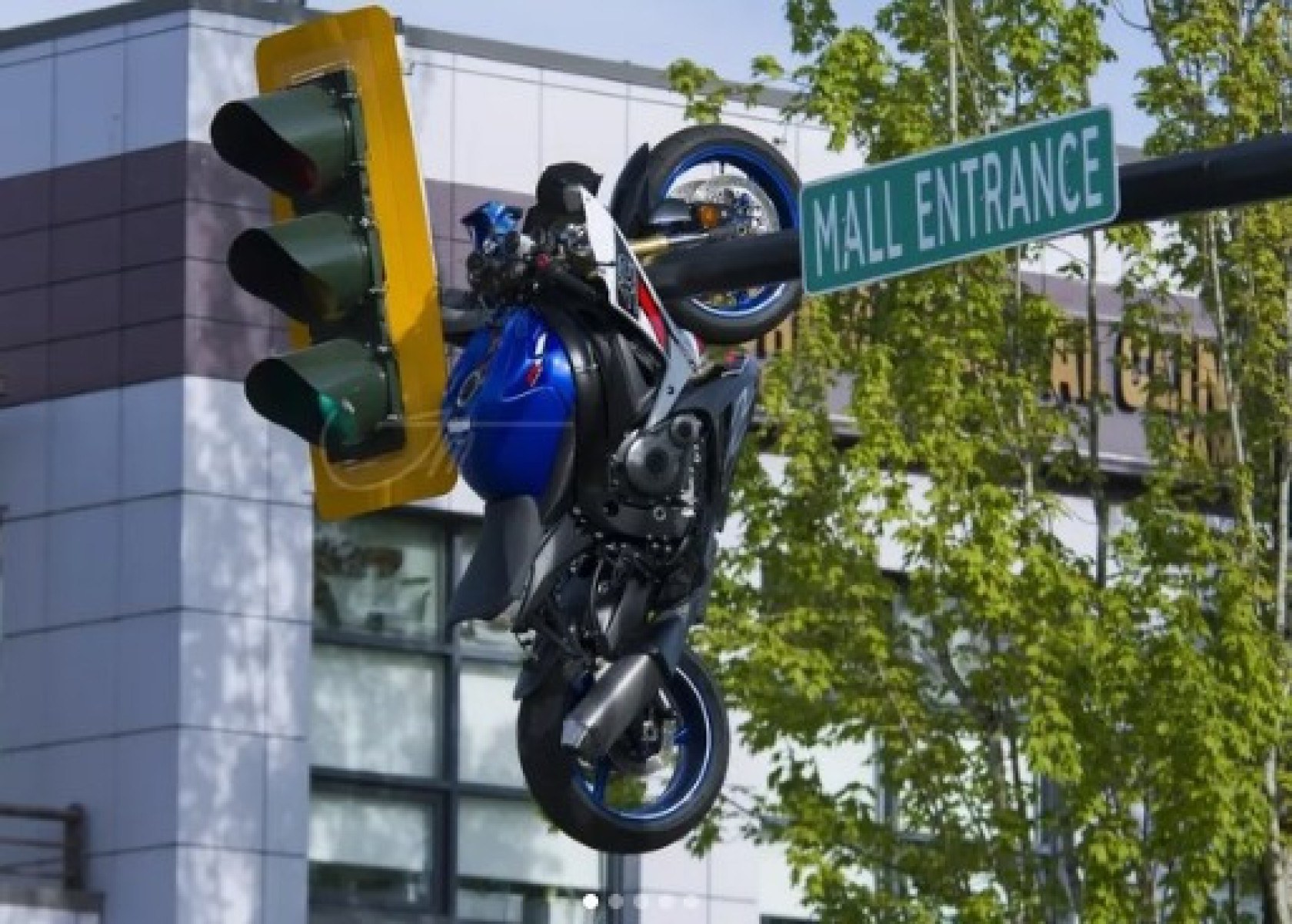 Suzuki fica pendurada em semáforo após batida com BMW