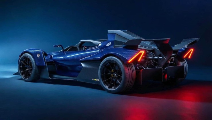 O UNICO possui um motor 2.0 turbo de 360 cv e 42 kgfm de torque, podendo chegar a 270 km/h