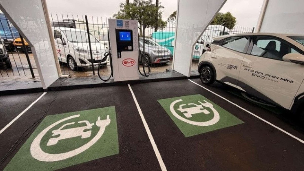 Carregador da BYD em eletroposto de Curitiba (PR)