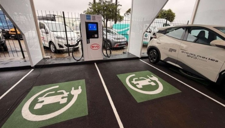 Carregador da BYD em eletroposto de Curitiba (PR) -  (crédito: Divulgação/BYD)