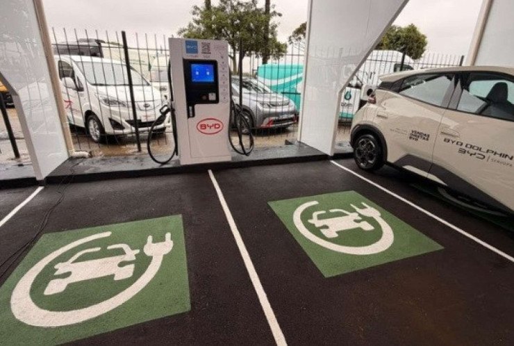 Carregador da BYD em eletroposto de Curitiba (PR)
