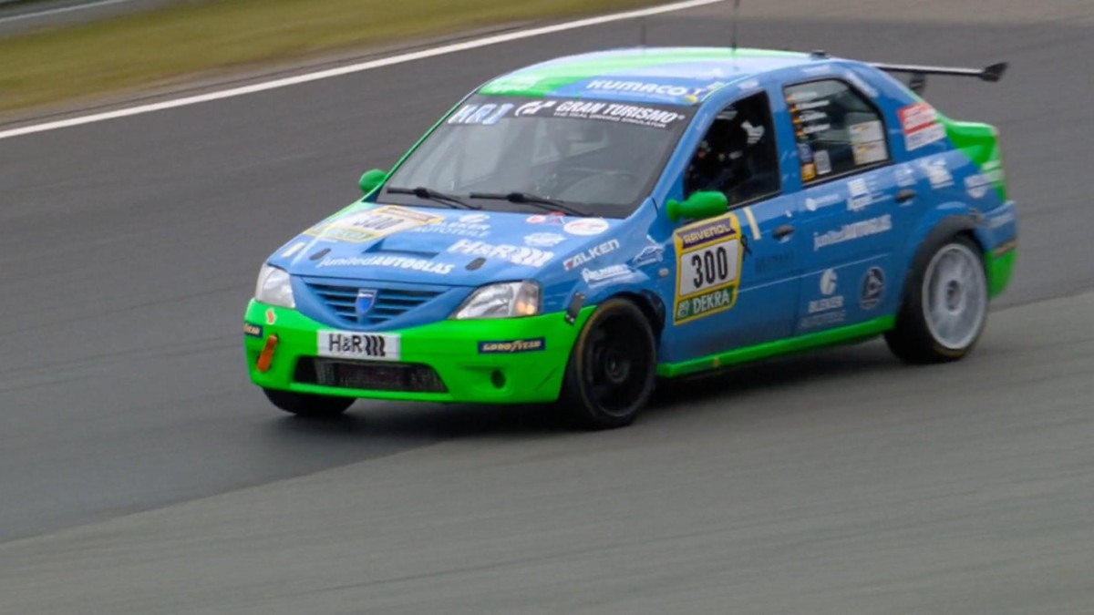 Dacia Logan se destacando na prova de 24 horas de Nürburgring