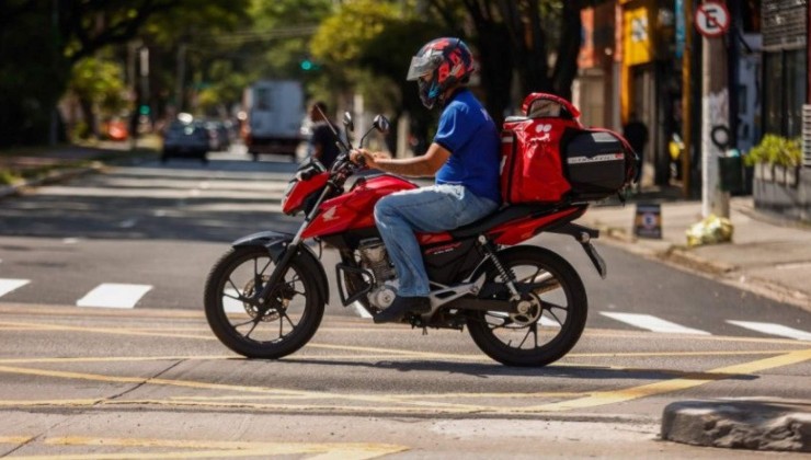 Motocicleta rodando em rua de São Paulo -  (crédito: Reprodução/Governo de SP)