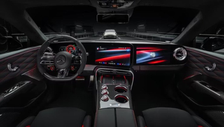 Mercedes-AMG GT 4-Door traz interior repleto de telas e fibra de carbono