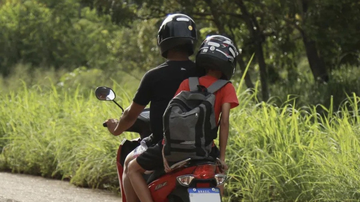 Criança na garupa da moto somente a partir dos 10 anos