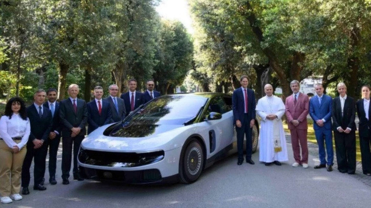 Ferrari Luce é apresentado ao papa Leão XIV