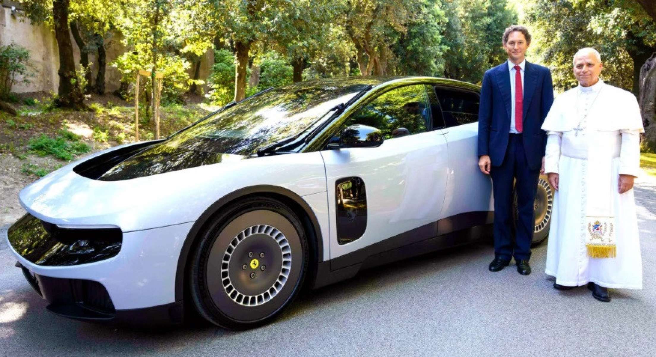 Ferrari Luce &eacute; exibido para o papa Le&atilde;o XIV