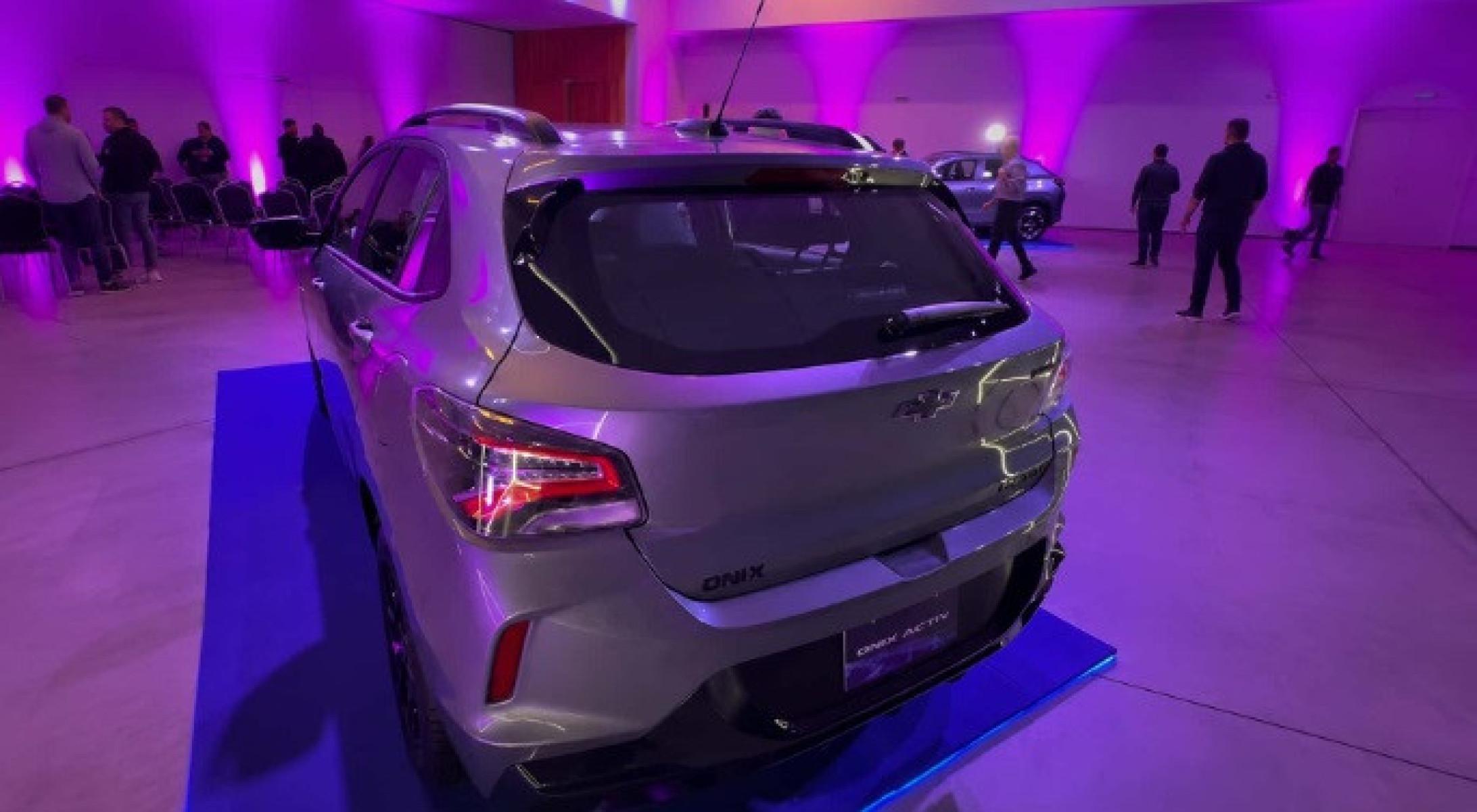 Traseira do Chevrolet Onix Activ 