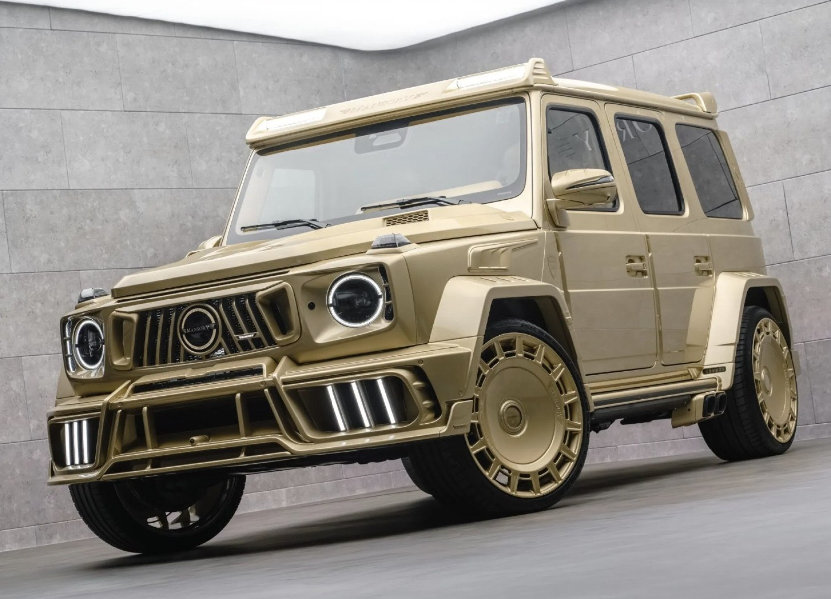 Mansory transforma Mercedes G63 em SUV dourado com mais de 700 cv