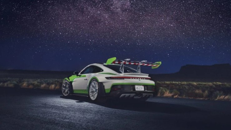 No 911 do Buzz Lightyear, as cores acompanham fielmente o visual do personagem, al&eacute;m de contar com logotipos do viajante espacial ao redor do ve&iacute;culo