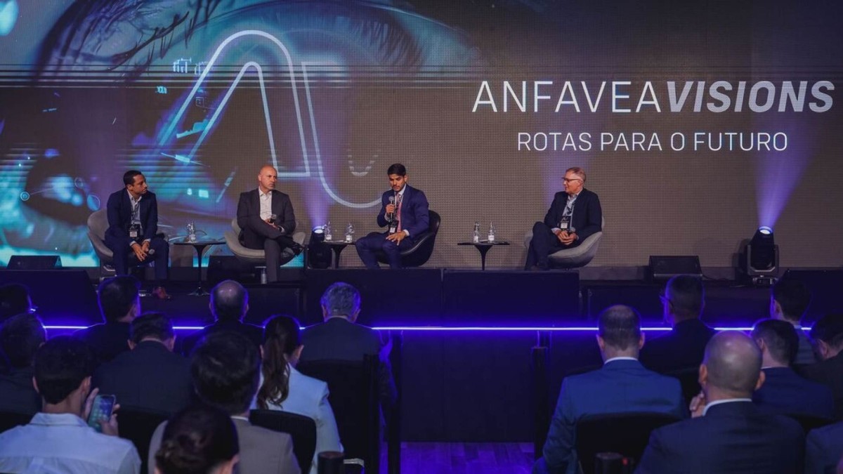 Ariel Montenegro, presidente da Renault do Brasil; Herlander Zola, presidente da Stellantis para a América do Sul; Igor Calvet, presidente da Andavea e Evandro Maggio, presidente da Toyota do Brasil