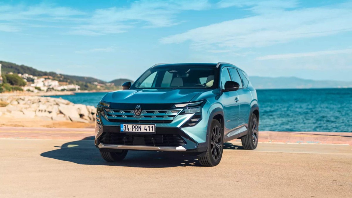 Boreal fabricado na Turquia conta com interior branco e motor híbrido como diferenciais 