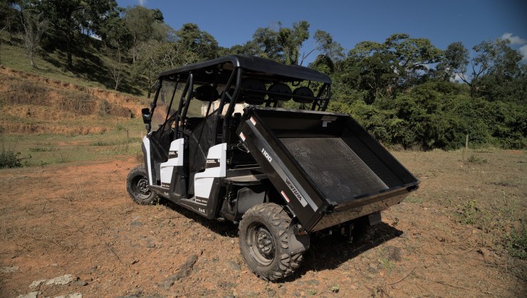 O LH 1100 tem motor Perkins Diesel de 3 cilindros e capacidade de carga de at&eacute; 1000kg