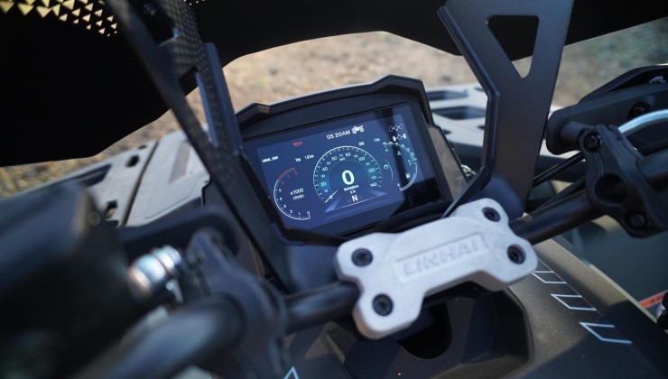 O Landforce 1000 tem painel que permite o espelhamento do celular via Bluetooth