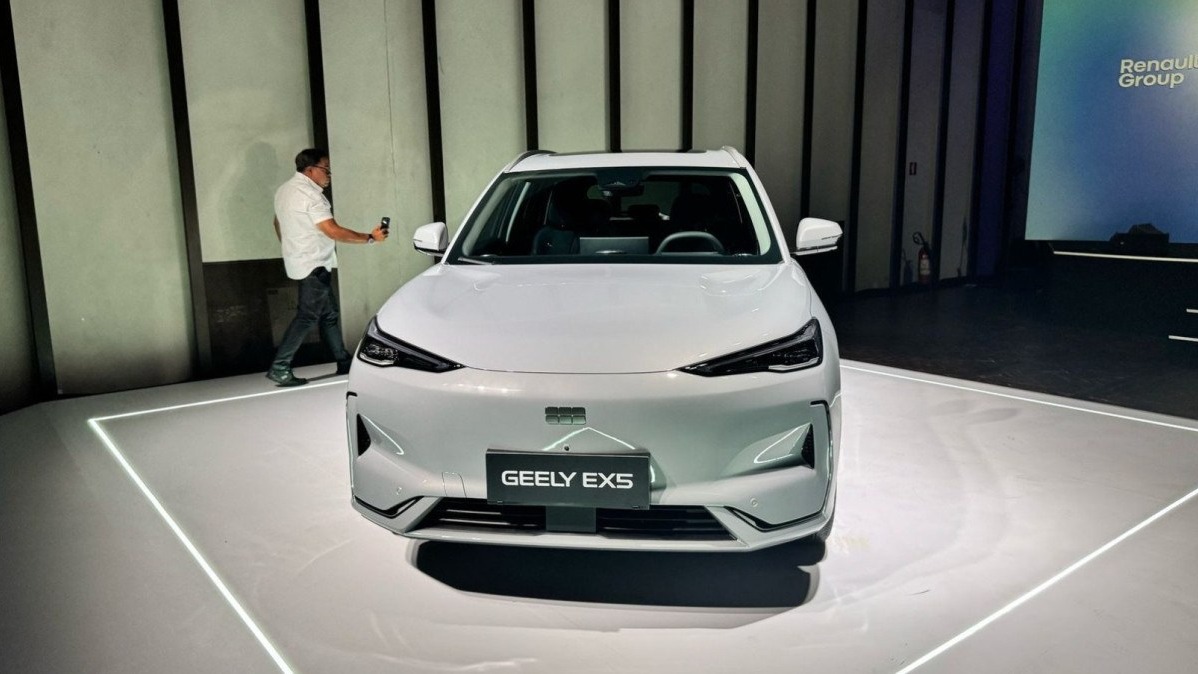 O Geely EX5 exibe seu novo para-choque dianteiro, uma das novidades de sua atualiza&ccedil;&atilde;o para o mercado de SUVs el&eacute;tricos. -  (crédito: Luiz Forelli/Vrum
)
