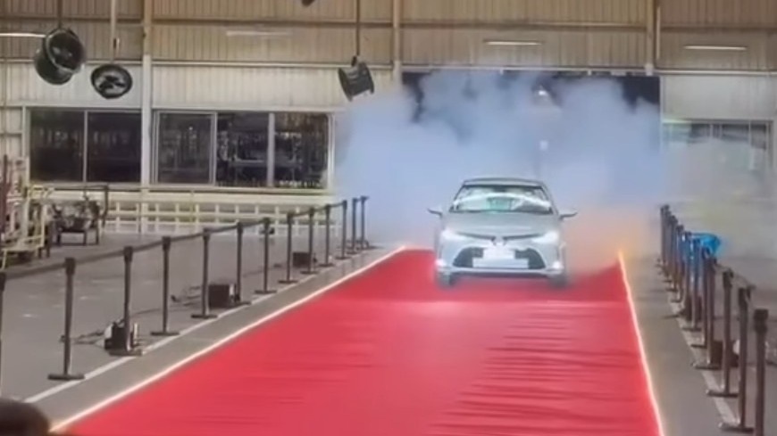 O &uacute;ltimo Toyota Corolla saindo da linha de montagem da f&aacute;brica de Indaiatuba, que encerra suas opera&ccedil;&otilde;es ap&oacute;s quase 30 anos. -  (crédito: Reprodu&ccedil;&atilde;o: Garagem de Motor/Instagram)