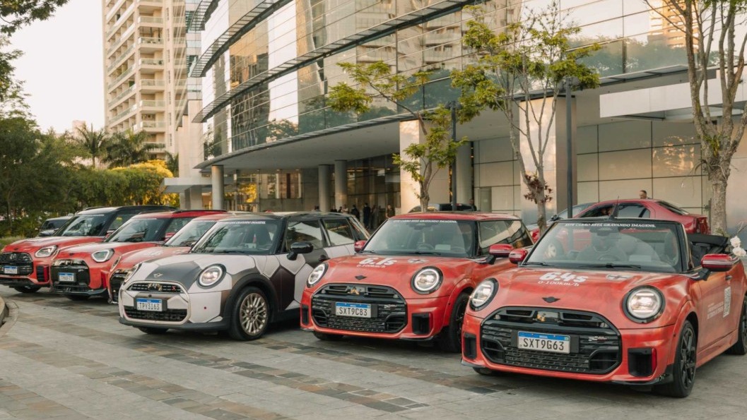 Comboio de ve&iacute;culos MINI John Cooper Works customizados com o tema de futebol ingl&ecirc;s, que desfila pelas ruas de S&atilde;o Paulo em a&ccedil;&atilde;o da marca. -  (crédito: Divulga&ccedil;&atilde;o/Mini)