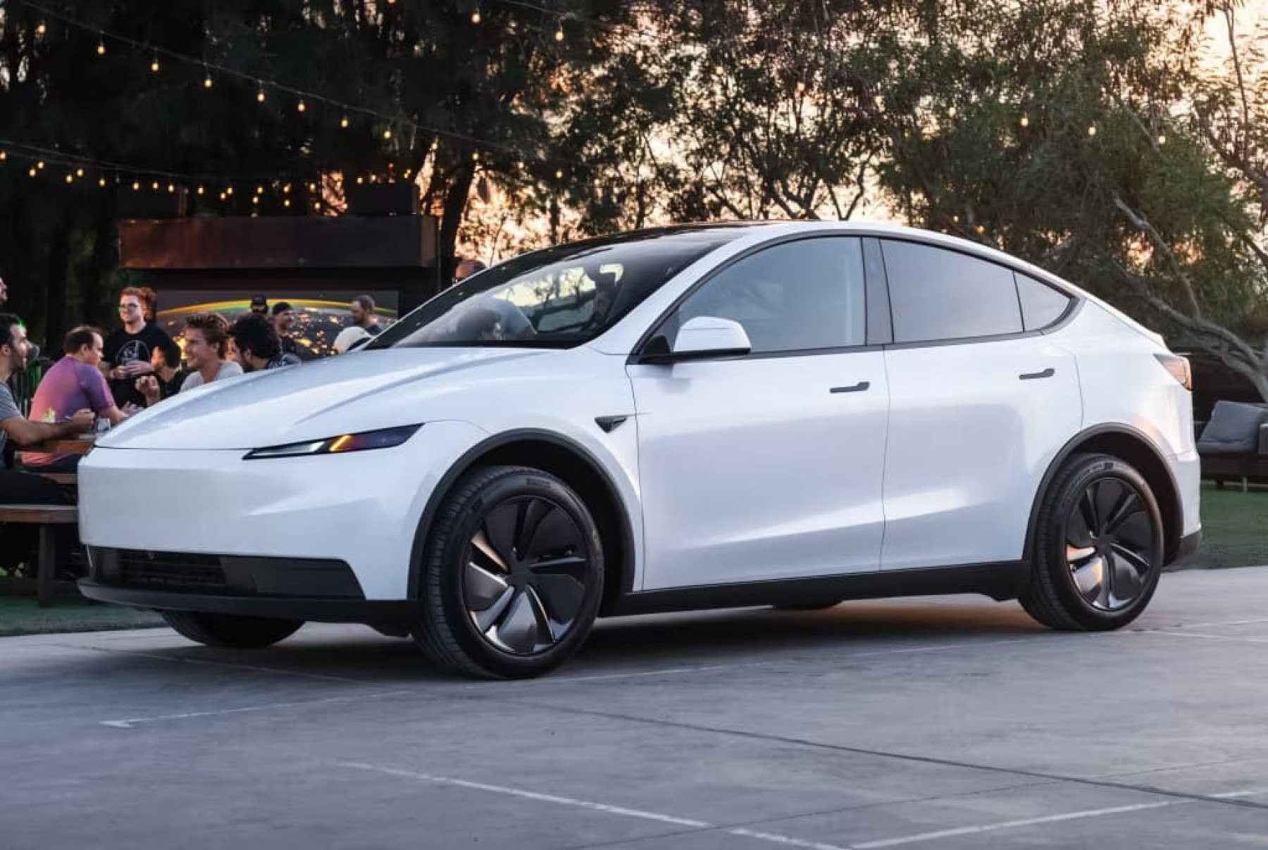 Venda de carros elétricos supera modelos a combustão na Europa