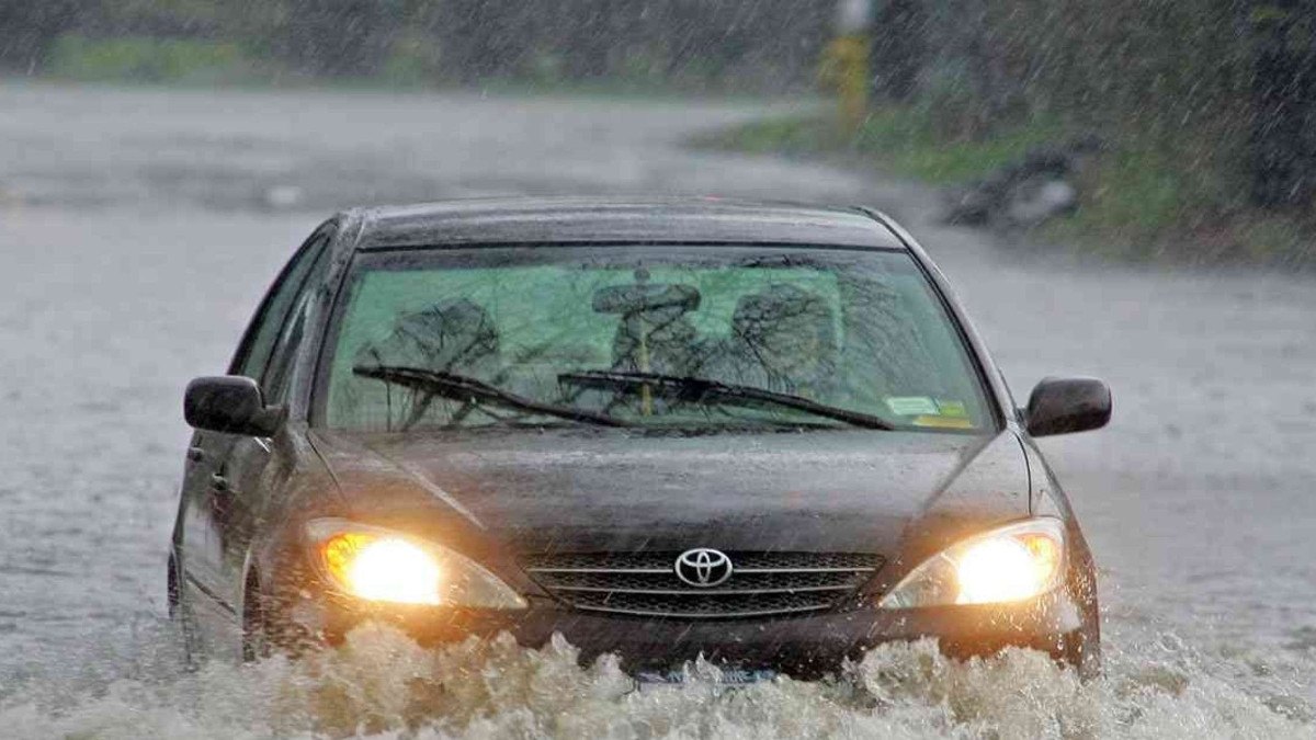 Toyota Camry atravessando um alagamento