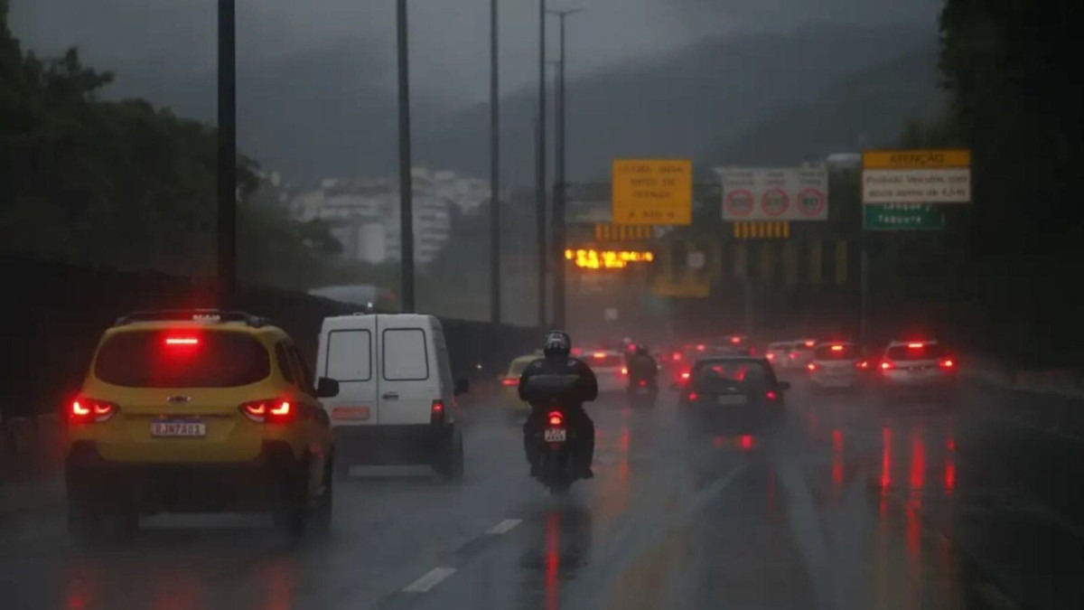 Trafegar com a pista molhada exige atenção redobrada