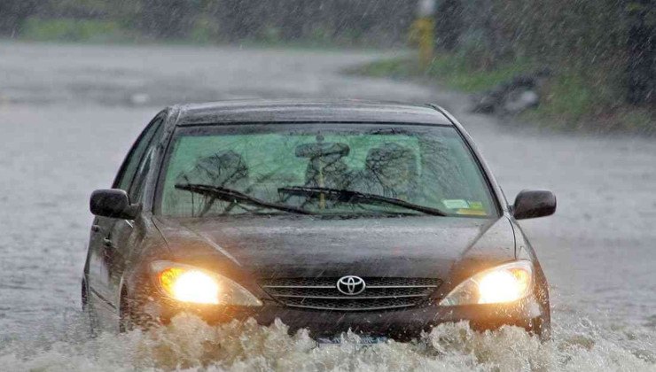 Toyota Camry atravessando um alagamento -  (crédito: Reprodução/Internet)