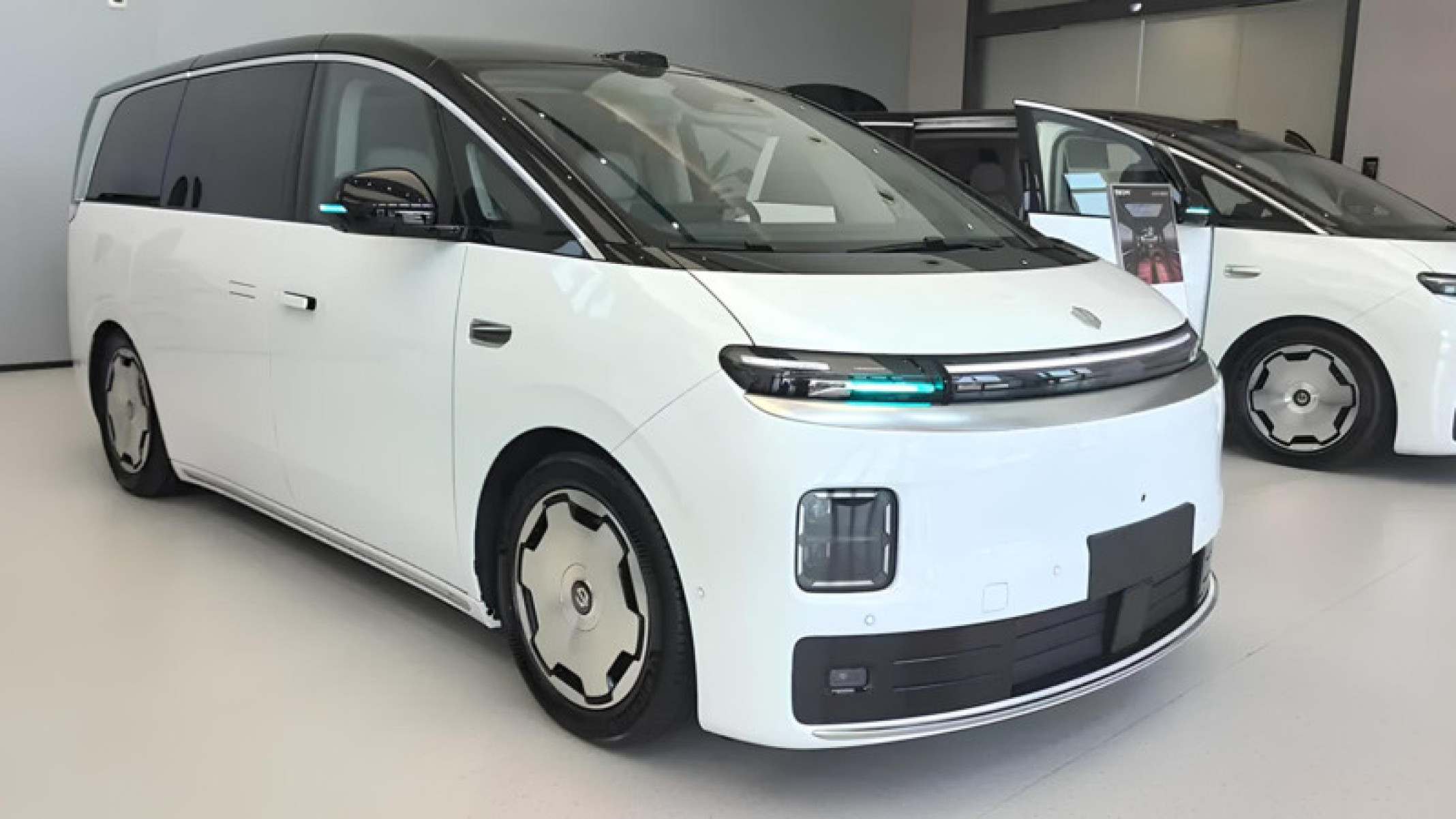 Leapmotor D99: minivan elétrica de luxo é revelada com preço acessível