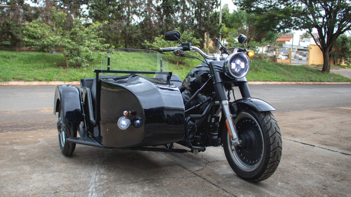 Moto com sidecar acoplado